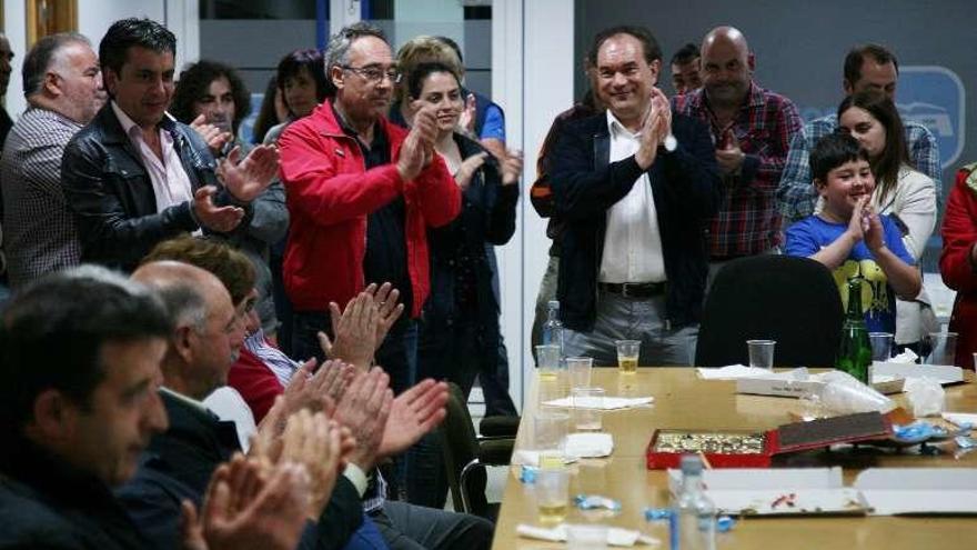 Crespo, rodeado de colaboradores, en la sede de PP de Lalín. // Bernabé/Luismy