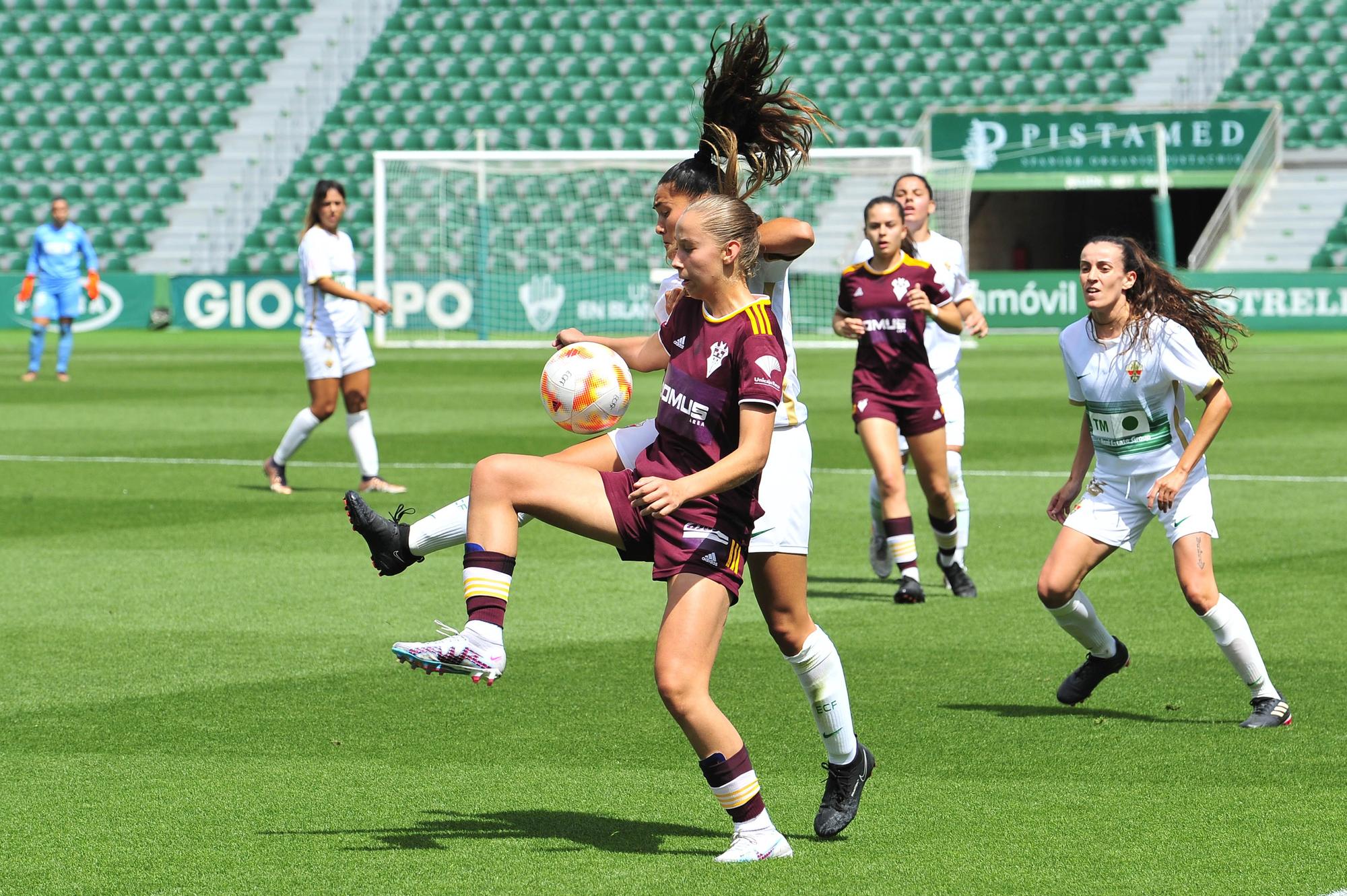 El Elche Femenino celebra su ascenso a Segunda RFEF jugando en el Martínez Valero