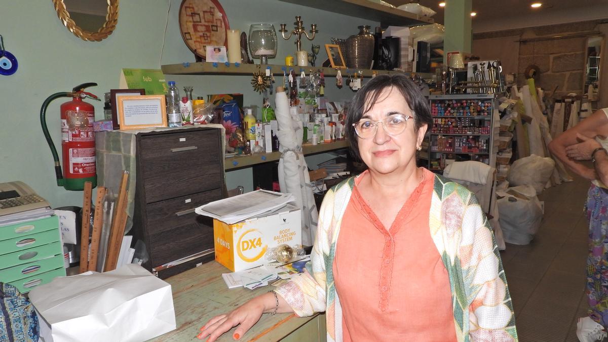 Mari Carmen, en el interior de su tienda de la Avenida de la Habana.