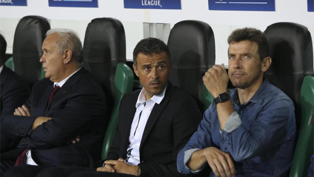 Luis Enrique en el banquillo del Borussia-Park de Moenchengladbach. El técnico asturiano vive su mejor arranque como entrenador del FC Barcelona después de los 10 primeros partidos oficiales