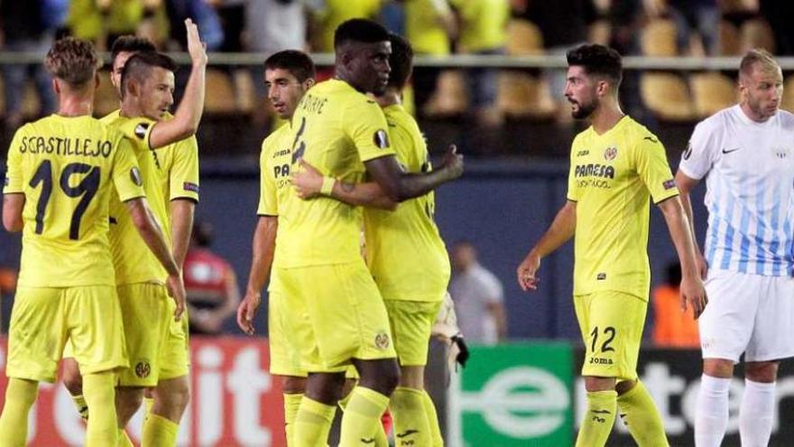 Los jugadores amarillos celebran el triunfo al final del partido.