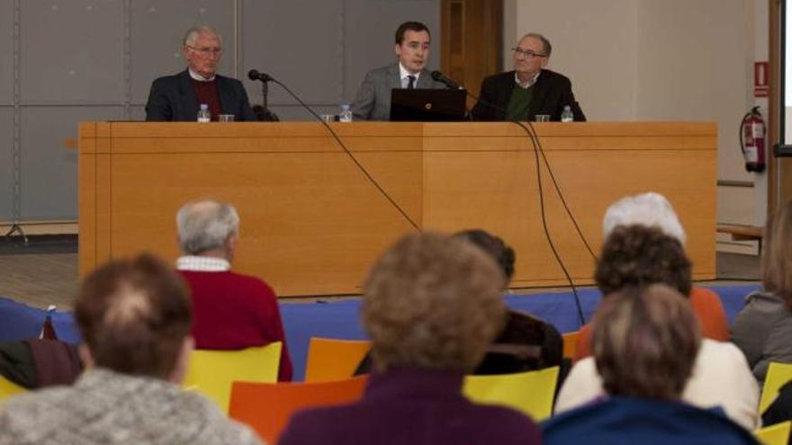 En el centro de la mesa, Juan Roces, durante la charla que impartió en Sotrondio.