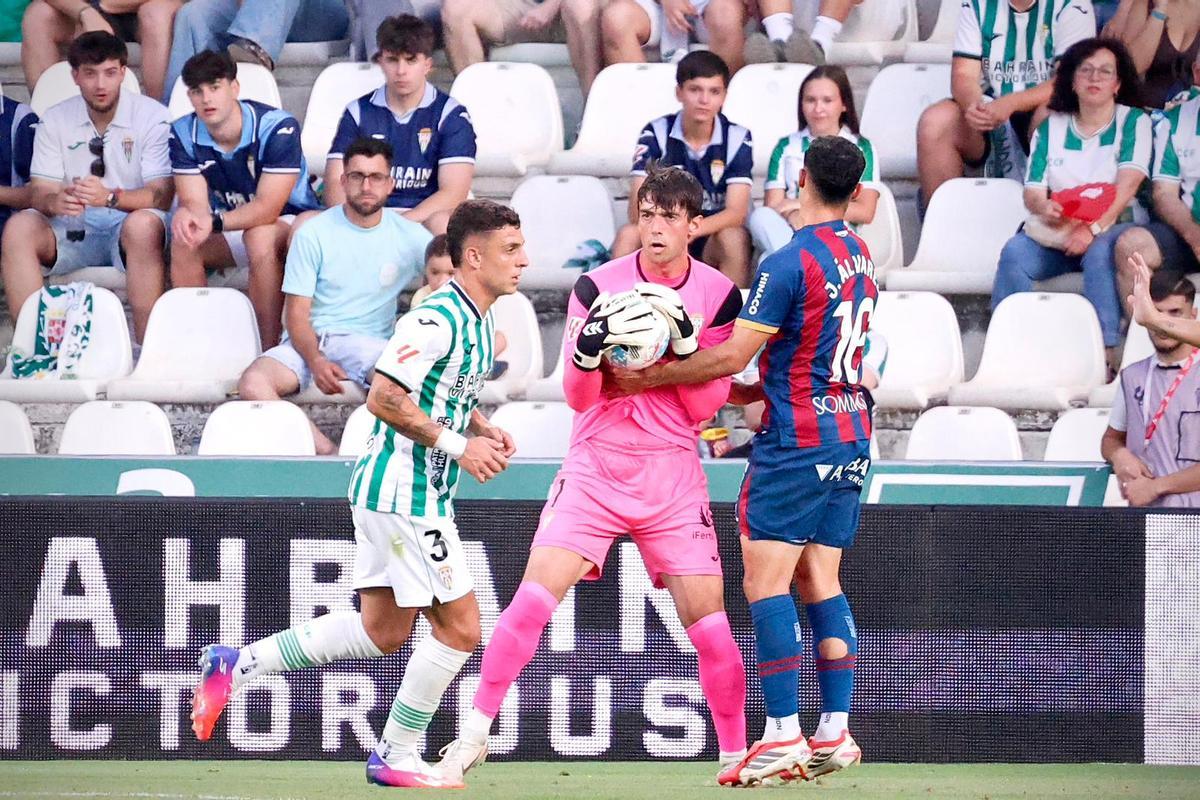 Iker Álvarez embolsa el esférico tras una acción ofensiva del Huesca.