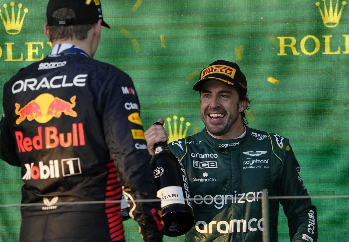 Fernando Alonso, en el podio con Max Verstappen.