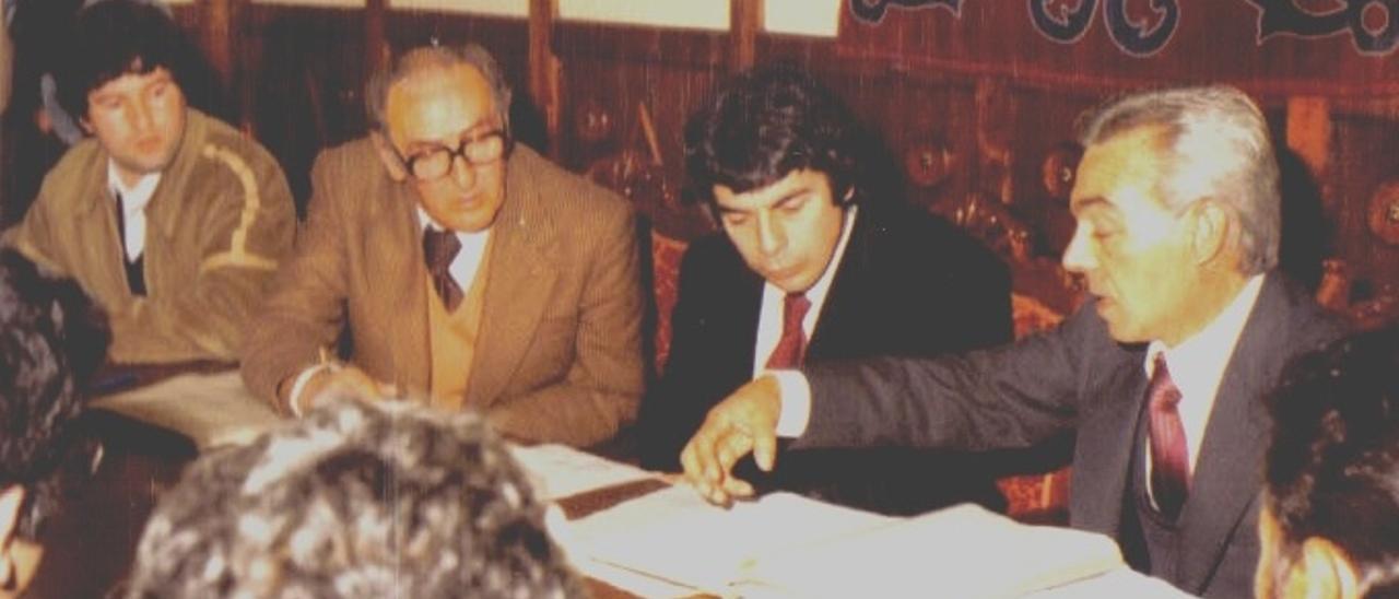 El primer pleno de la democracia, con Joaquín Álvarez Corbacho como alcalde.