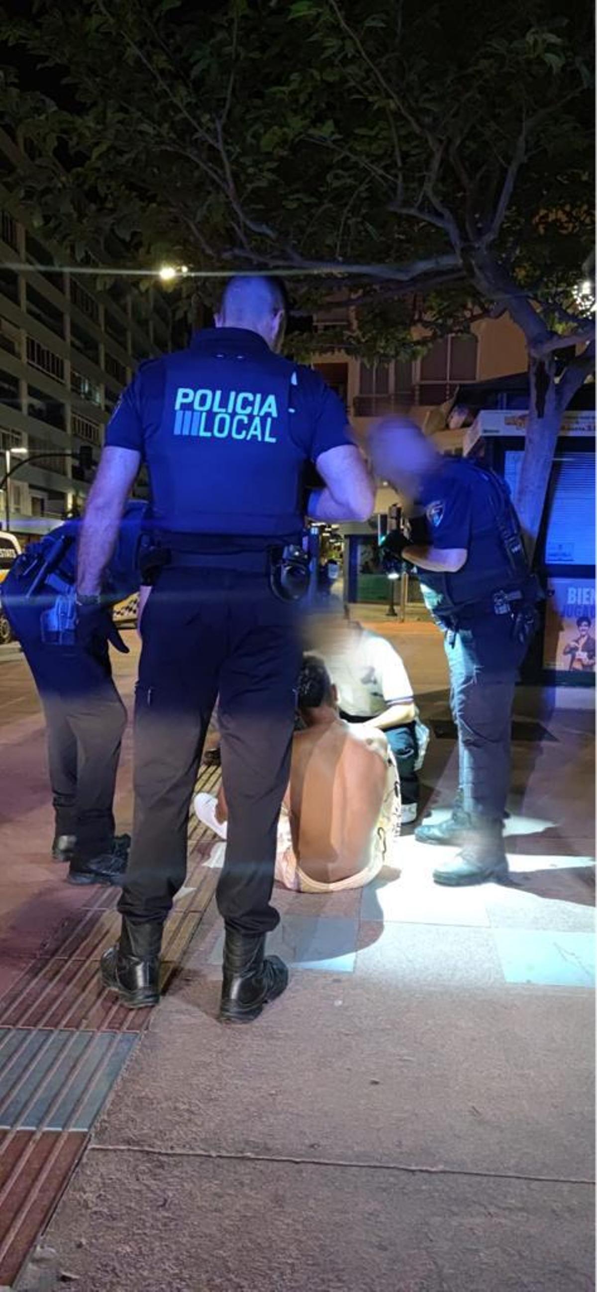 Agentes de la Policía Local atienden en el Parc de la Pau a uno de los heridos por arma blanca.