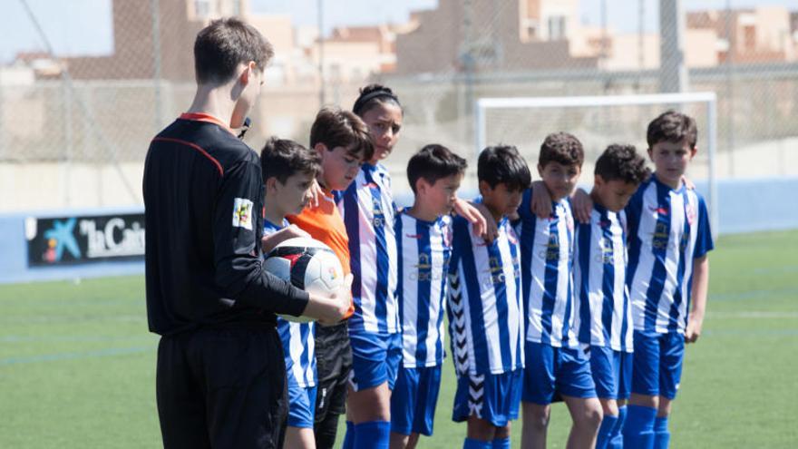 Futbolistas durante un minuto de silencio hoy