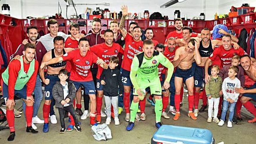 Els jugadors de l&#039;Olot celebren la victòria.