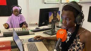 Lolita Aminata (izda.) y Vardineia Semedo (dcha.) trabajando en Radio Mulher.