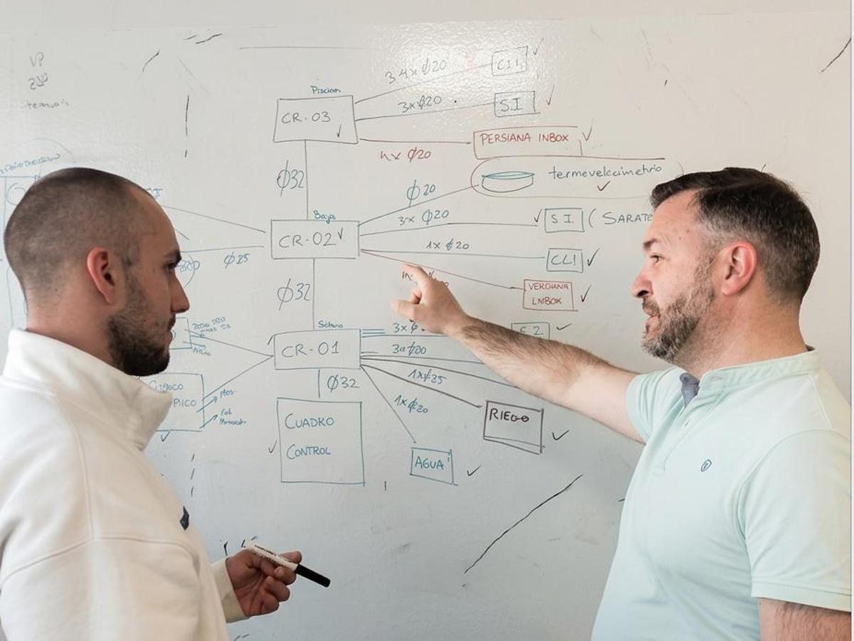 José Miguel Báñez y Pedro Núñez definiendo el esquema de canalizaciones y cables para la domótica de un chalet en Chiclana (Cádiz).