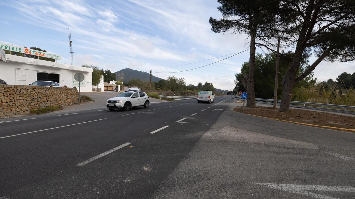 Lugar del accidente entre una moto y un camión en la carretera de Sant Josep.