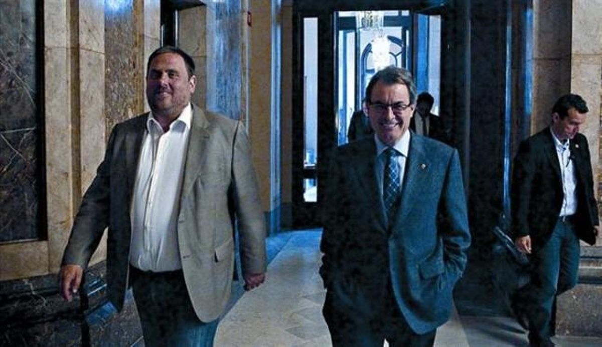 El líder d’ERC, Oriol Junqueras, i el president de la Generalitat, Artur Mas, ahir als passadissos del Parlament. El líder d’ERC, Oriol Junqueras, i el president de la Generalitat, Artur Mas, ahir als passadissos del Parlament.