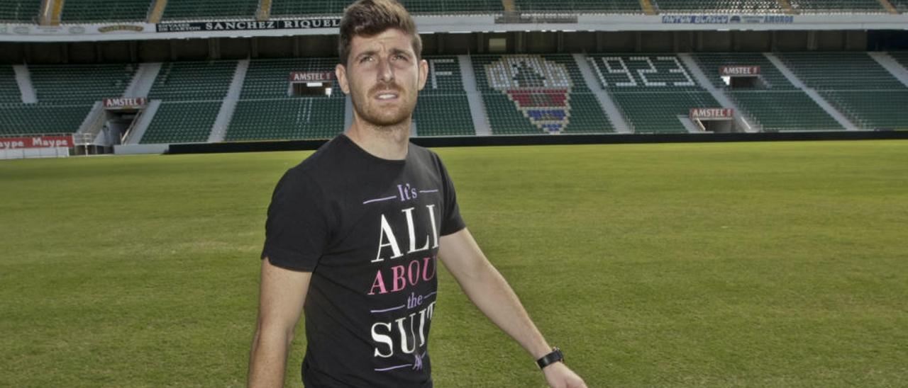 Javi Flores, en el estadio Martínez Valero, su casa en las dos últimas temporadas.