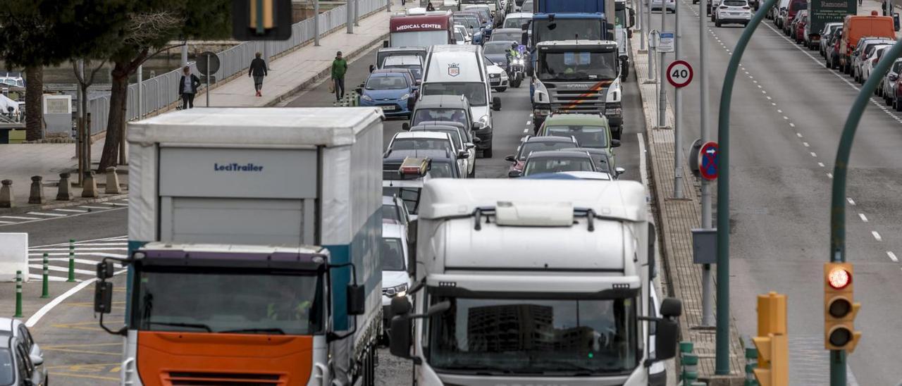 La patronal de los transportes lleva una semana protestando por la subida de precios. | B.RAMON