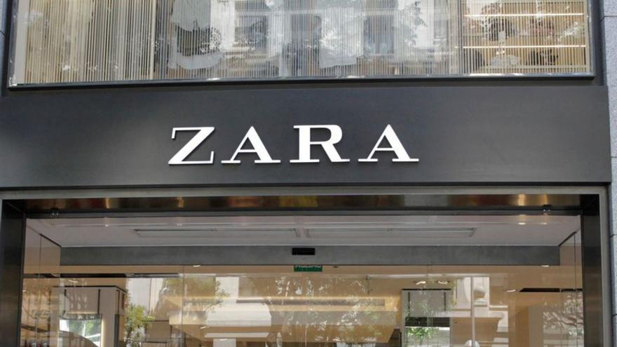 Una mujer entra en una tienda de Zara. |   // MARCEL GUINOT