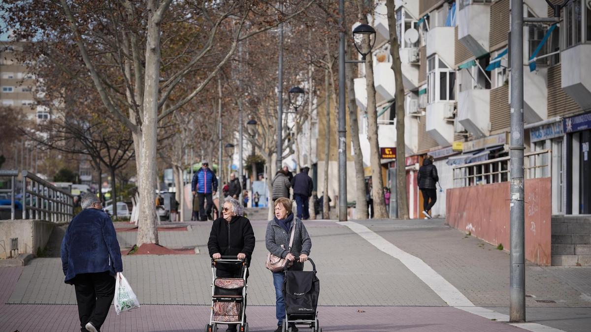 Dos señoras mayores pasean por la Avenida Burgos en Badia del Vallès
