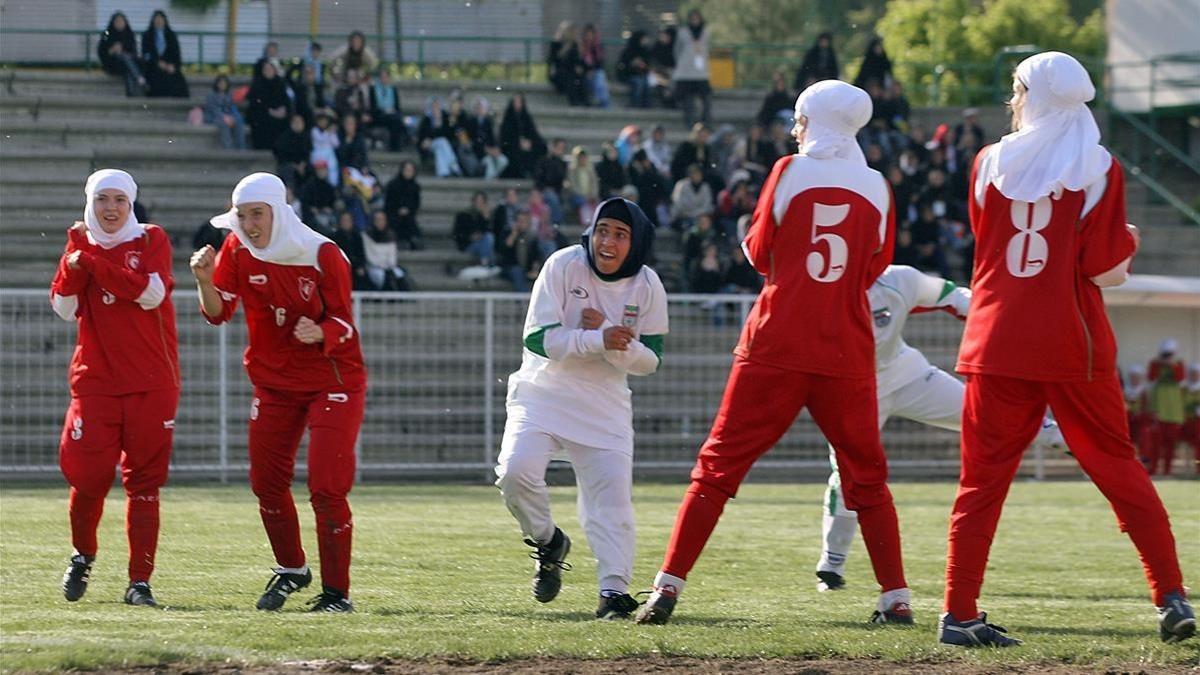 Jugadoras del equipo nacional de fútbol femenino de Irán en un partido en Teherán, en 2006