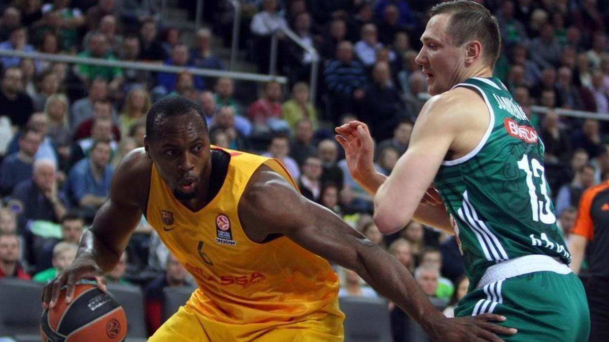 Jankunas (Zalgiris) pelea un balón con Dorsey en Kaunas.