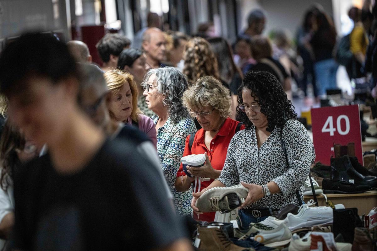 Ambiente en el outlet efímero de la cadena de zapaterías Casas, que ofrece descuentos en marcas como Converse, Aro o Camper, en Barcelona, el 22 de octubre de 2025.