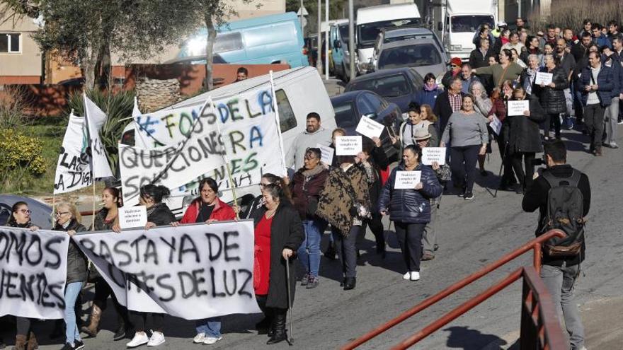 Manifestació dels veïns de Font de la Pólvora contra els talls de llum, el passat dimarts.