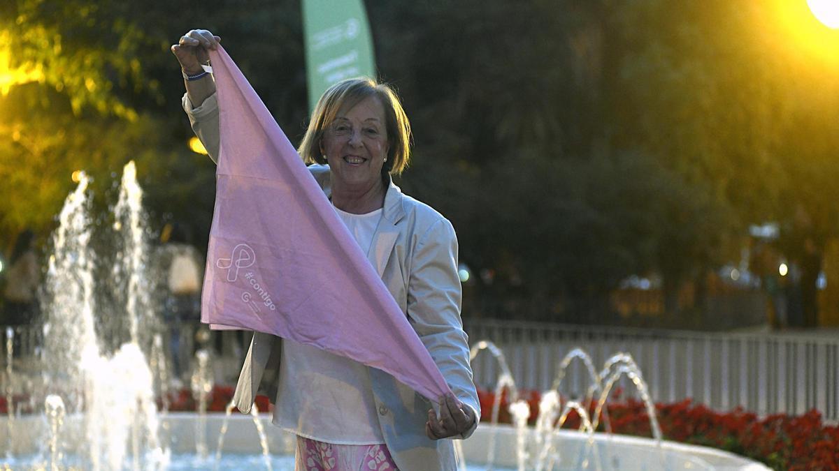 Carmen Espuche posa para La Opinión con un pañuelo rosa, este viernes por la tarde en Murcia.