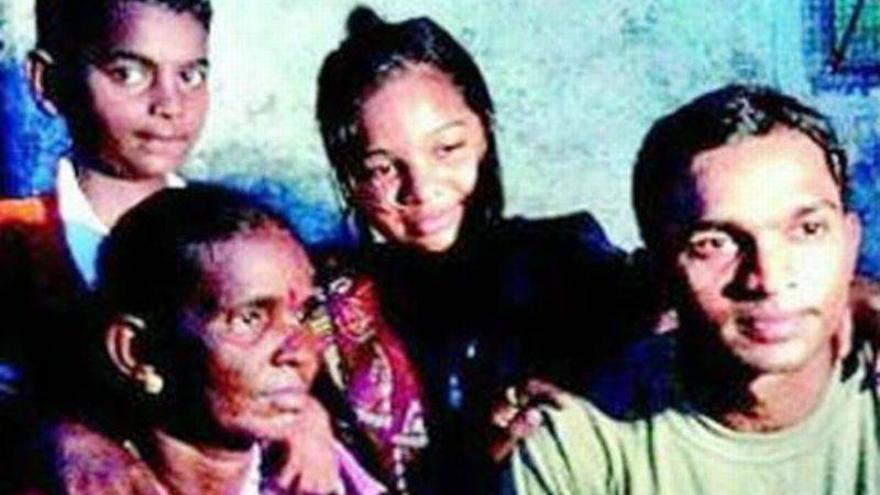 Un policía de la India encuentra a sus padres 22 años después gracias a un tatuaje