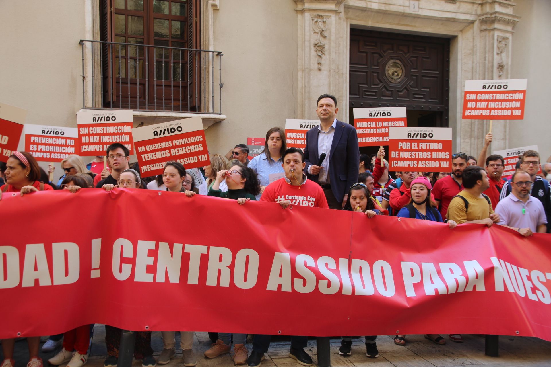 Concentración de Assido en Murcia ante la CHS