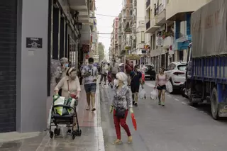 Santa Pola multará con hasta 750 euros por dejar cacas de perro en vía pública y vigilará más el botellón