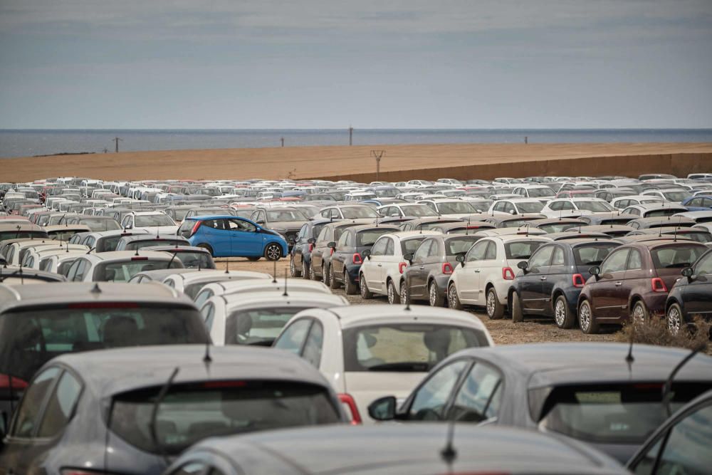 Coches de alquiler aparcados en un descampado de Tenerife Sur Coronavirus COVID19  | 21/03/2020 | Fotógrafo: Andrés Gutiérrez Taberne