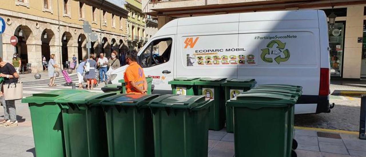 Contenedores en una visita a Sueca del ecoparque móvil. | LEVANTE-EMV