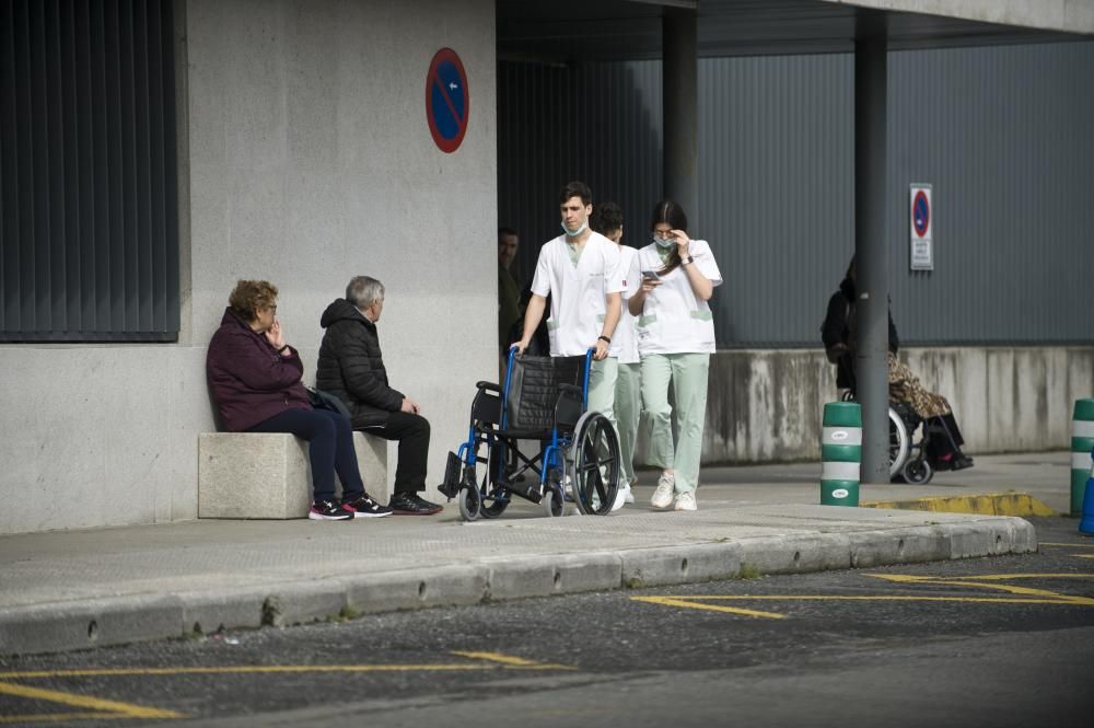 Once profesionales del Hospital de A Coruña, donde está ingresado, están aislados preventivamente en sus domicilios por haber mantenido contacto con el paciente.