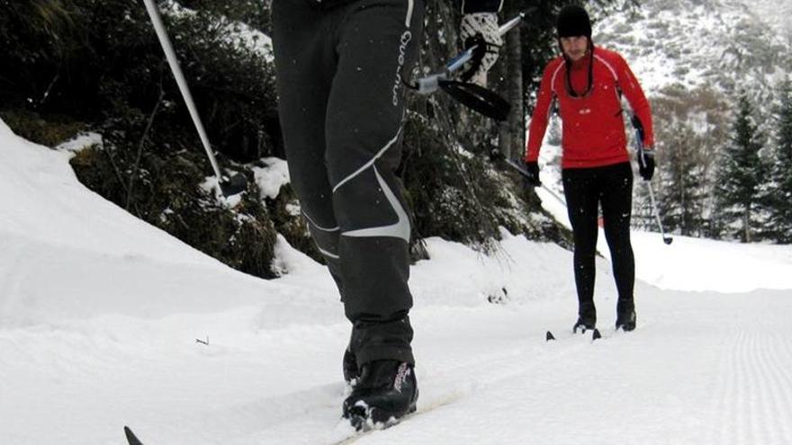 Dos esquiadors practicant esquí nòrdic a l&#039;estació de Tavascan