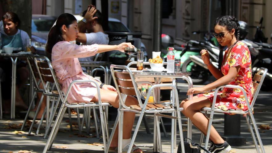 Dues noies a la terrassa d&#039;un bar a la plaça de la Virreina, a la Vila de Gràcia de Barcelona, el 18 de juliol del 2020