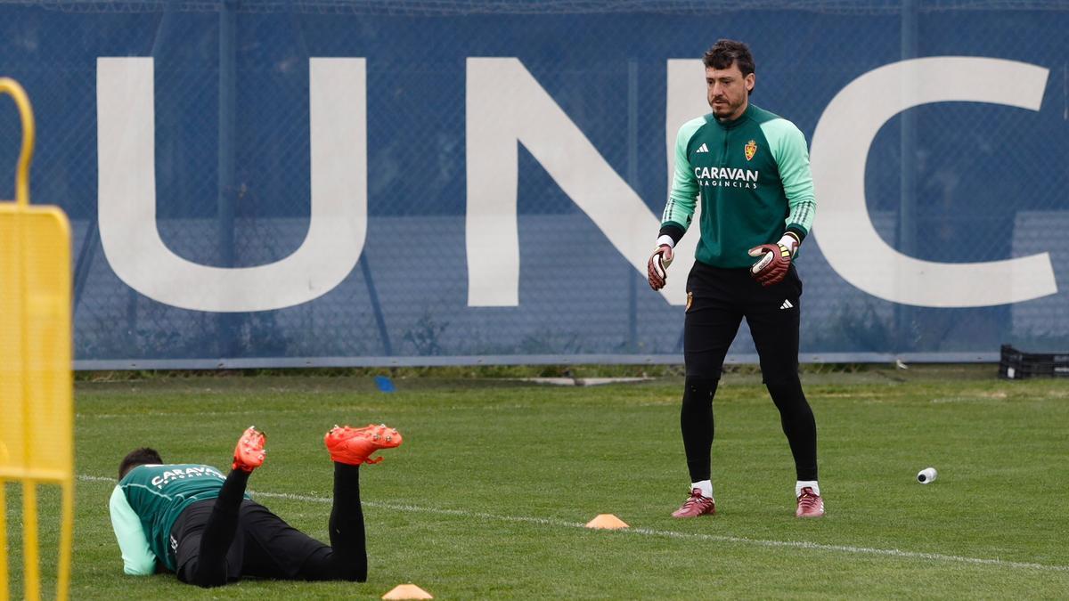 Cristian Álvarez, junto a Rebollo durante el entrenamiento de esta mañana de viernes.
