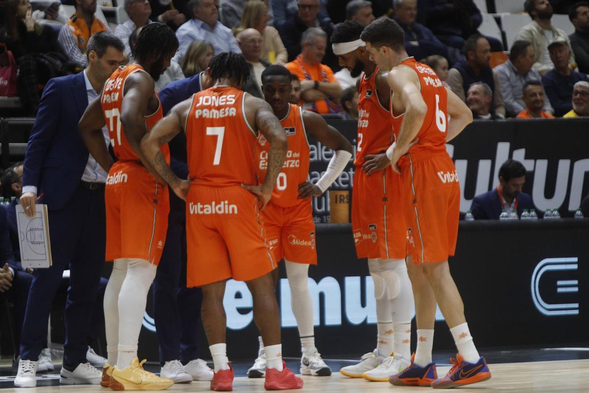 Los jugadores del Valencia BC, juntos en un momento del choque ante el Bilbao Basket.