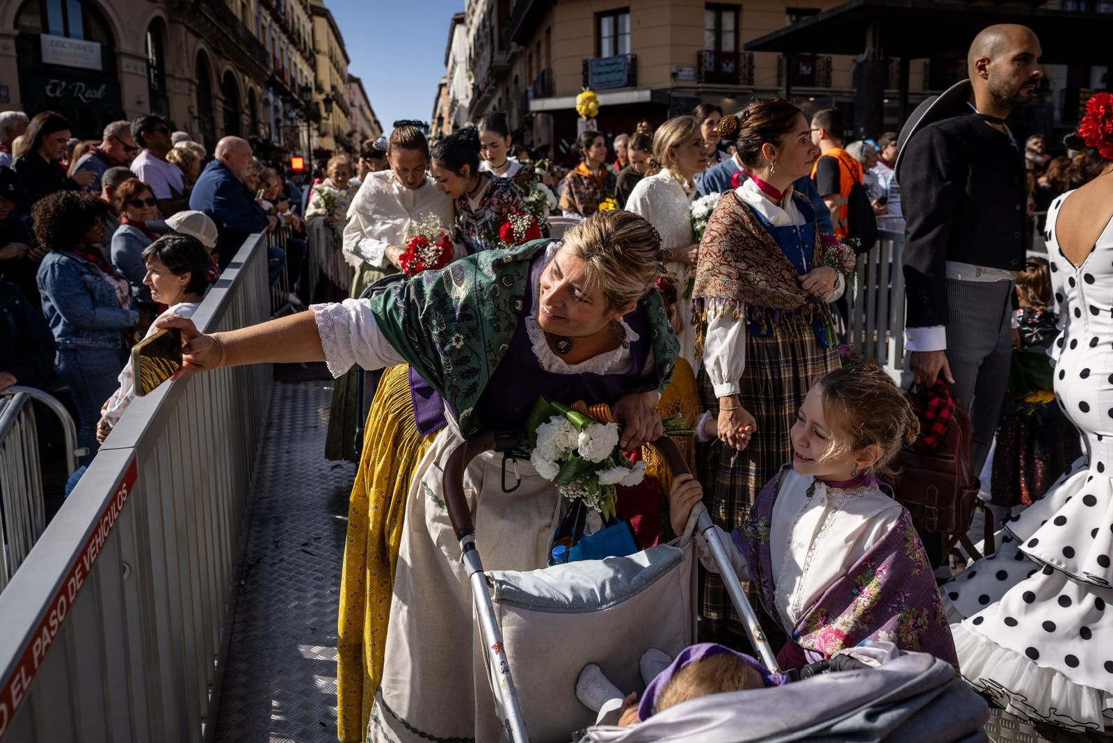 En imágenes | Zaragoza vive su día grande con la Ofrenda de Flores a la Virgen del Pilar