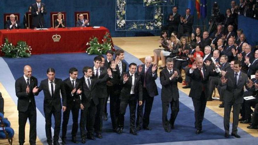 Del Bosque, Aragonés y Villar, junto a los diez jugadores que asistieron a la entrega del premio. / j. l. cereijido