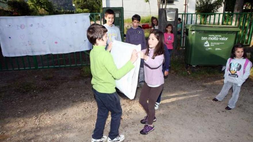 Alumnos del colegio de Merza, con pancartas en contra del cierre del colegio.  // Bernabé/Luismy