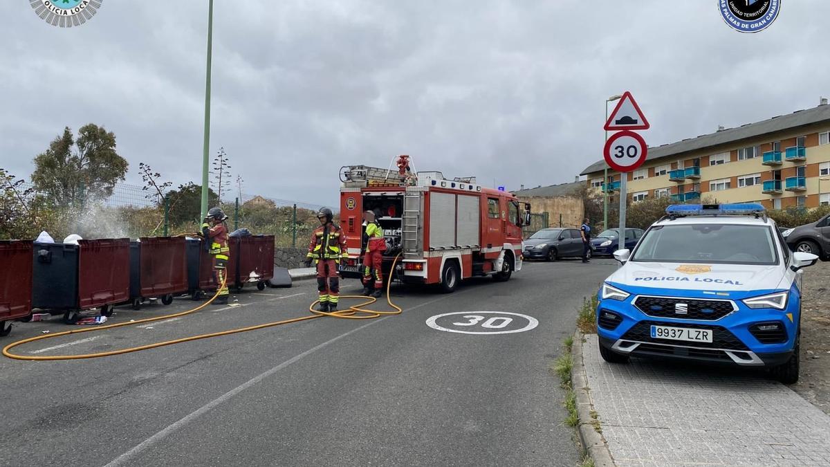 Imagen de los bomberos apagando el fuego originado en varios contenedores en Las Palmas de Gran Canaria.