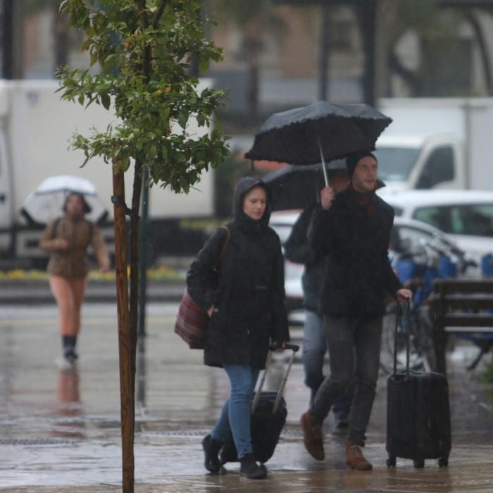 La borrasca Emma se sigue dejando sentir en Málaga durante la jornada del viernes. La alerta por fuertes precipitaciones sigue activa hasta las seis de la tarde.