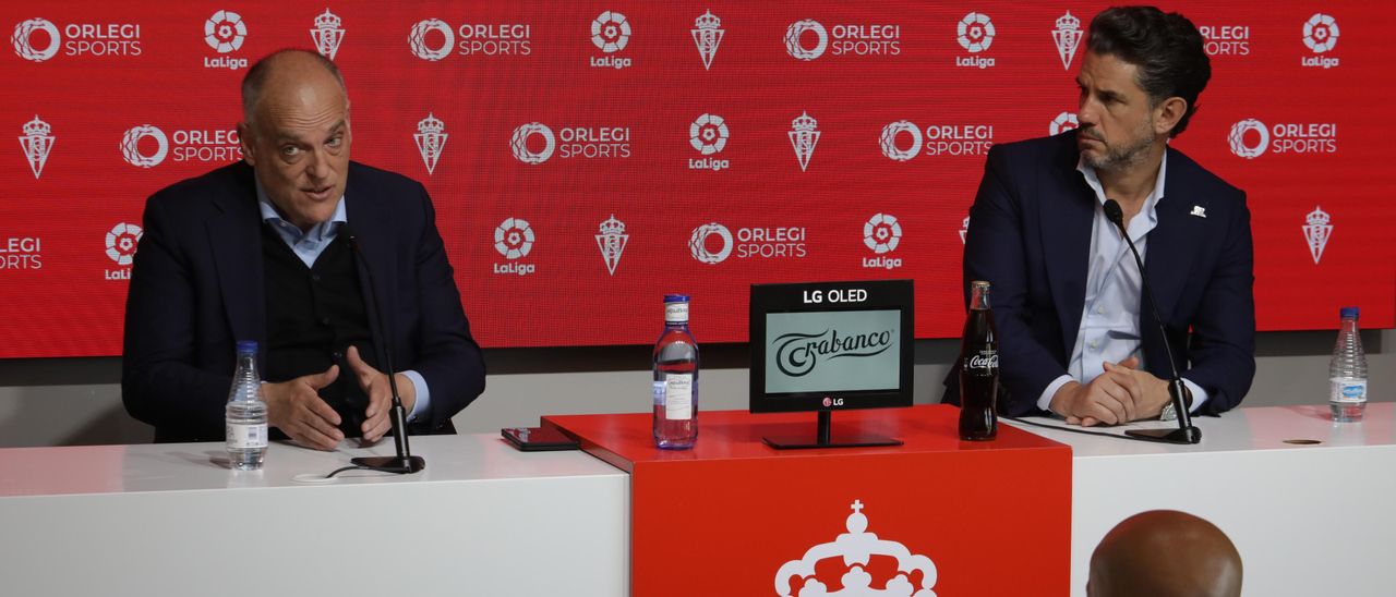 Javier Tebas y Alejandro Irarragorri, en la sala de prensa de Mareo.