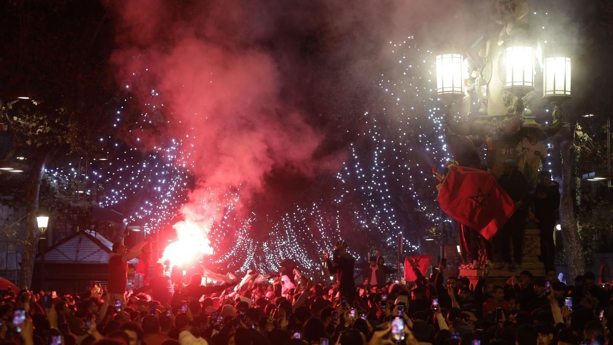 Seguidores marroquís celebran la victoria ante España en plaza Catalunya.