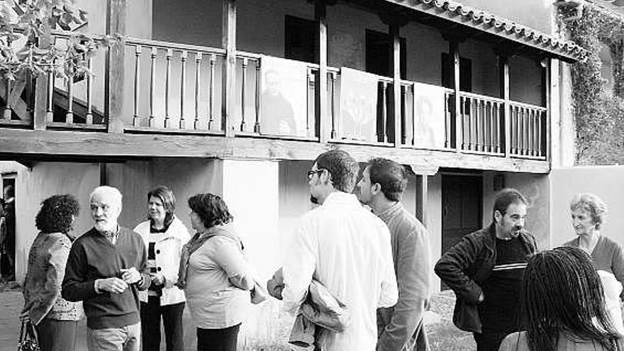 Participantes en la Xunta de Escritores, ayer, a la entrada de la casa natal del padre Galo en Cadavedo.