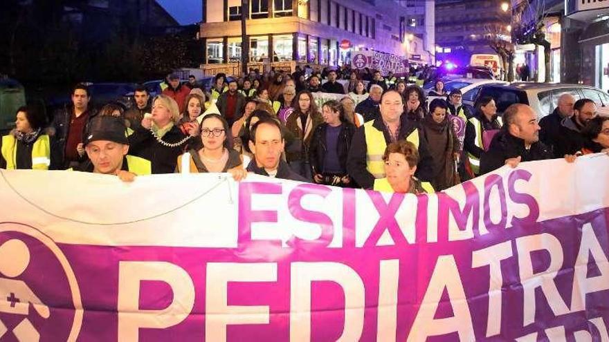 Manifestación en Ponteareas para exigir un pediatra para el rural. // A. Hernández