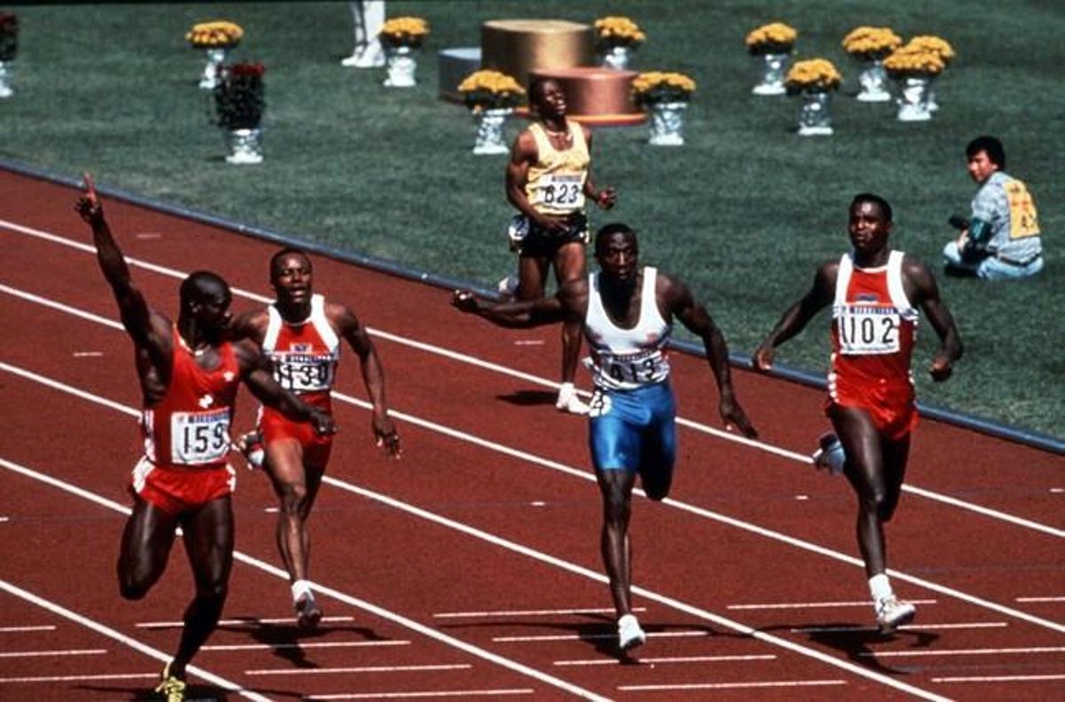Els Jocs de Seül del 1988 van estar marcats pel cas de dopatge de Ben Jonshon (a la imatge durant la final dels 100 metres llisos). El canadenc seria desqualificat posteriorment per consum d’estupefaents.