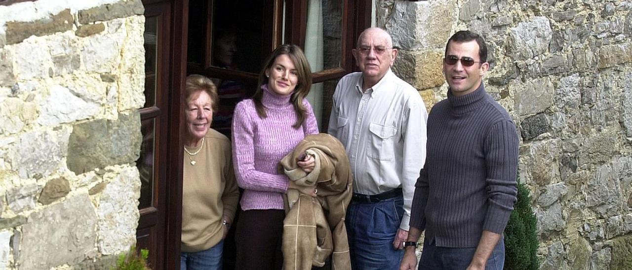 El entonces Príncipe Felipe con su mujer, Letizia, en la casa de Sardéu con los abuelos.