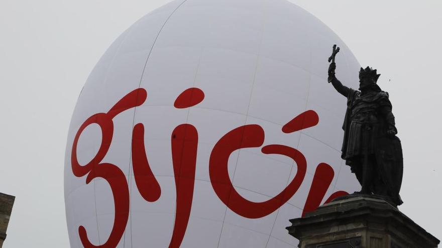 El globo de Gijón, tras la estatua de Pelayo