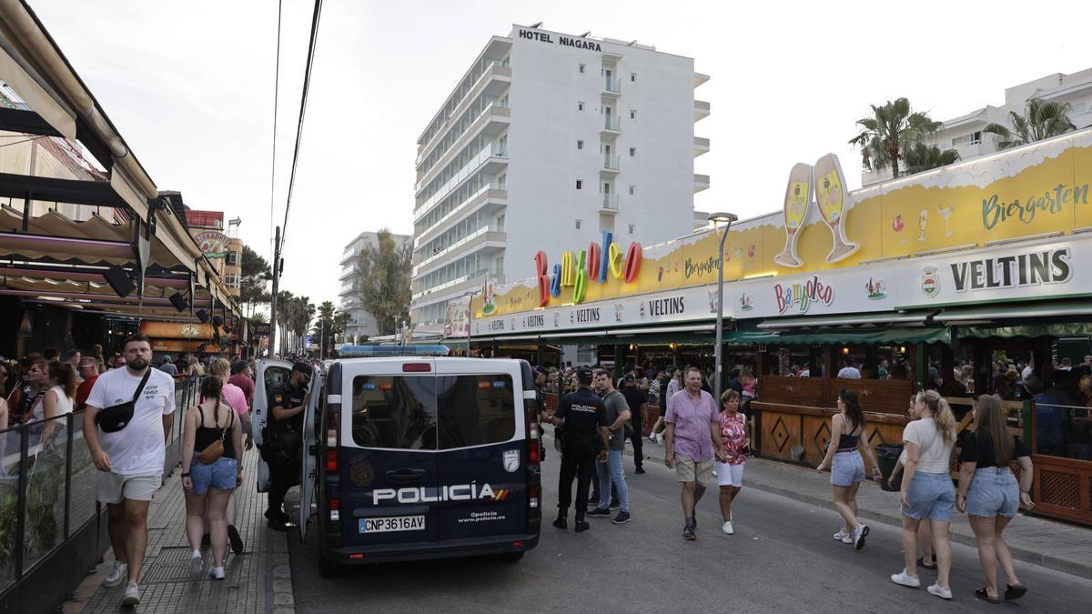 Agentes de la Policía Nacional, en la calle Pare Bartomeu Salvà, en s'Arenal.