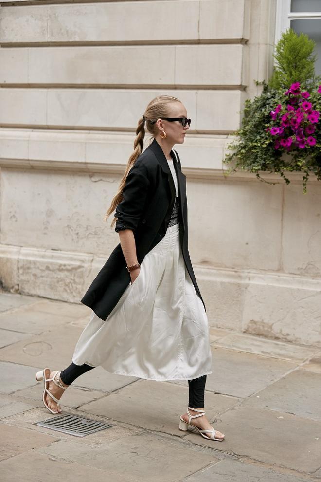 Look a capas con leggings negros, visto en el 'street style' de Londres