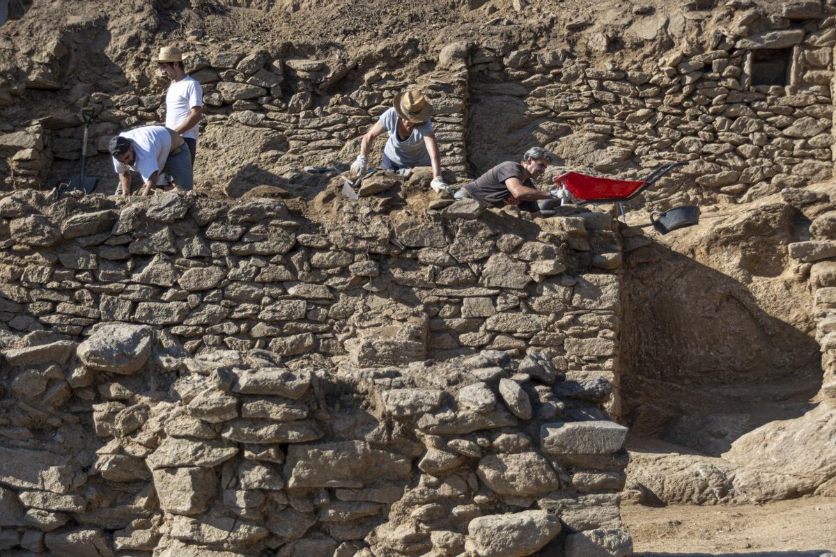 Afloren tres cases "espectaculars" al poblat de Santa Creu de Rodes